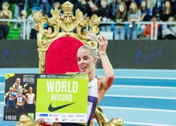 Atlet Britain, Keely Hodgkinson diraikan selepas mencatat rekod dunia dalam acara 800 meter pada Kejohanan Dalam Dewan di Lievin, Perancis, kelmarin. - AFP