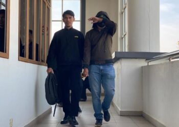 MOHAMAD Zarir Mohd. Khozali tidak mengaku bersalah terhadap dua pertuduhan salah guna bantuan membaiki rumah di Mahkamah Sesyen Alor Setar, hari ini.