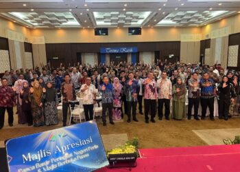 KHALID Mohamed (sebelas dari kiri) bergambar pada Majlis Apresiasi Pasca Banjir Peringkat Negeri Perlis dan Berbuka Puasa di Dewan Bakawali, Mes Pegawai Polis Diraja Malaysia (PDRM), Kangar, Perlis, semalam. -UTUSAN/ASYRAF MUHAMMAD