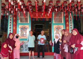 DEWAN Muslimat Pas Perlis menyantuni masyarakat Tionghua bersempena Tahun Baharu Cina di tokong Bao An Gong, Kangar, Perlis semalam.-UTUSAN