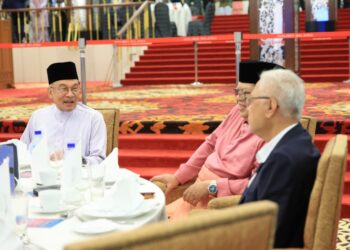 JOHARI Abdul bersama Perdana Menteri, Datuk Seri Anwar Ibrahim pada Majlis Ramah Mesra bersama Perdana Menteri, Datuk Seri Anwar Ibrahim di Parlimen, di sini hari ini. - UTUSAN/FARIZ RUSADIO