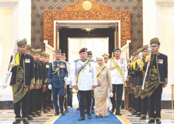 SULTAN Ibrahim dan Raja Zarith Sofiah berkenan berangkat ke Istiadat Pengurniaan Darjah Kebesaran, Bintang dan Pingat Wilayah Persekutuan sempena sambutan Hari Wilayah Persekutuan 2026 di Istana Negara, semalam. – Facebook/ Sultan Ibrahim