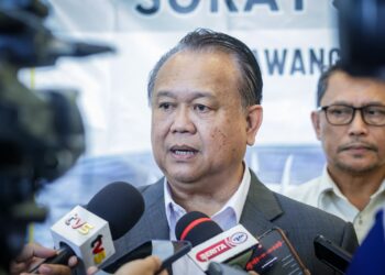 ALEXANDER Alexander Nanta Linggi ditemui selepas Majlis Penyerahan Surat Setuju Terima (SST) bagi Projek Pembinaan Penjara Sibu, Sarawak di Ibu Pejabat JKR, Kuala Lumpur hari ini.-UTUSAN/MUHAMAD IQBAL ROSLI