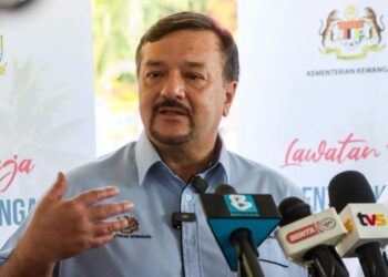 AMIR Hamzah Azizan ketika berucap sebelum sesi turun padang di Kampung Angkat Madani Pulau Betong, Balik Pulau, Pulau Pinang, semalam. - UTUSAN/DANIAL SAAD