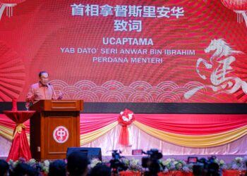 ANWAR Ibrahim hadir memeriahkan majlis sambutan Tahun Baharu Cina 2026 yang diadakan di Dewan Perhimpunan Cina Kuala Lumpur dan Selangor (KLSCAH) hari ini. / M. FIRDAUS M. JOHARI