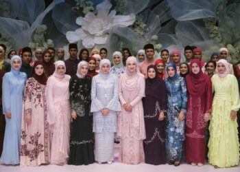 TENGKU Permaisuri Selangor, Tengku Permaisuri Norashikin (lima dari kiri) dan Ketua Pegawai Eksekutif Ariani, Datin Seri Farah Haryani (lima dari kanan) pada Warna Lebaran Ariani Fashion Show 2026 di Kuala Lumpur Convention Centre baru-baru ini. - UTUSAN/ISKANDAR ISHAK