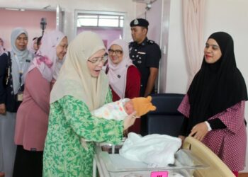 TUNKU Azizah Aminah Maimunah Iskandariah berkenan mencemar duli ke Bangunan Wanita dan Kanak-kanak HTJ untuk melawat dan meramah mesra bersama Zahidah Zainudin (kanan) di Hospital Tuanku Ja’afar, semalam. – UTUSAN/NOR SHAFIQAH MOHD GHAZALI