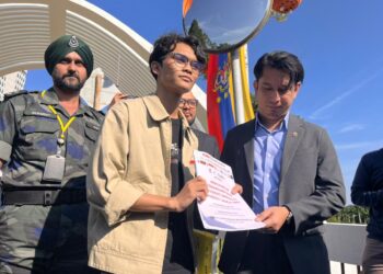 ADAM Adli (kanan) menerima memorandum pemansuhan AUKU daripada Liga Mahasiswa Malaysia, Adam Raiyan Abd. Rahim (kiri) di hadapan bangunan Parlimen, hari ini.