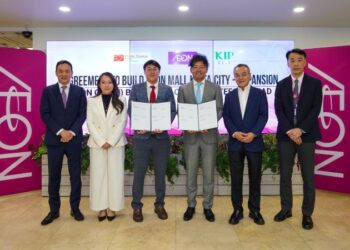 NAOYA Okada (empat dari kiri) bersama pengurusan tertinggi AEON dan KIP REIT pada majlis menandatangani perjanjian pembinaan untuk pembesaran AEON Mall Kinta City di AEON Mall Taman Maluri, Kuala Lumpur baru-baru ini.