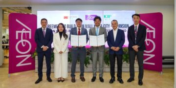 NAOYA Okada (empat dari kiri) bersama pengurusan tertinggi AEON dan KIP REIT pada majlis menandatangani perjanjian pembinaan untuk pembesaran AEON Mall Kinta City di AEON Mall Taman Maluri, Kuala Lumpur baru-baru ini.