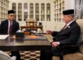 SULTAN Ibrahim menerima menghadap Aaron Ago Dagang di Istana Negara, semalam.-FACEBOOK SULTAN IBRAHIM SULTAN ISKANDAR
