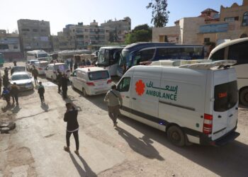BEBERAPA buah ambulans menunggu untuk memasuki lintasan Rafah dari Gaza, 3 Februari lalu. - Foto AFP