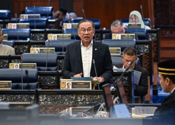 ANWAR Ibrahim dalam sesi soal jawab lisan di Dewan Rakyat semalam.-JABATAN PENERANGAN