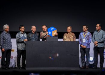 ANWAR Ibrahim melakukan gimik pelancaran Forum Ekonomi Malaysia 2026 (FEM 2026) di Pusat Konvensyen Kuala Lumpur (KLCC), semalam. Turut sama, Abang Johari Abang Openg (tiga dari kanan) dan Fadillah Yusof (tiga dari kiri). – UTUSAN/FARIZ RUSADIO