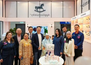 SEAN Tan (lima dari kiri) dan Jesmin Tan (empat dari kanan) bersama Datuk Seri Dr. Wan Azizah Wan Ismail (tengah) ketika lawatan beliau di reruai pameran Applecrumby di Malaysia Brand Day baru-baru ini.
