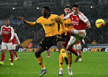 Pemain pertahanan Wolverhampton Wanderers, Yerson Mosquera (kiri) bersaing dengan pemain bek Arsenal, Piero Hincapie dalam aksi Liga Perdana Inggeris di Stadium Molineux, semalam. - AFP