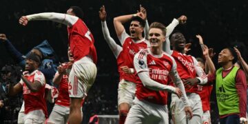 Pemain Arsenal meraikan kejayaan menewaskan Tottenham Hotspur sebaik wisel penamat dalam aksi Liga Perdana Inggeris di Stadium Hotspur, semalam. - AFP