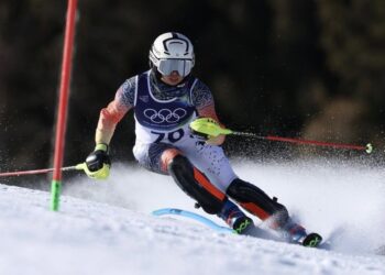 Aruwin Salehhuddin beraksi dalam acara slalom Sukan Olimpik Musim Sejuk 2026 di Milano Cortina, Itali. - IHSAN MAJLIS OLIMPIK MALAYSIA