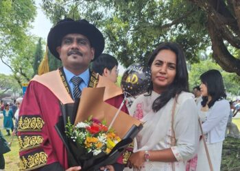 DR. Thayabaran meraikan hari graduasi selepas bergelas doktor falsafah bersama isteri pada Majlis Konvokesyen Universiti Putra Malaysia baru-baru ini.