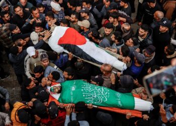 Penduduk mengusung jenazah dua rakan Palestin yang mati akibat serangan udara tentera Zionis di Gaza, kelmarin. –AFP