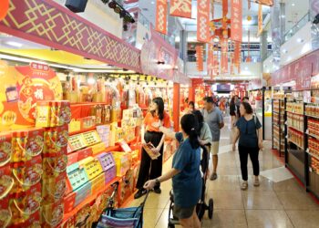 Pusat beli-belah Sutera Mall menjadi tumpuan warga Singapura mendapatkan barangan sempena perayaan Tahun Baharu Cina di Taman Sutera, Johor Bahru semalam. – UTUSAN/RAJA JAAFAR ALI