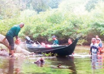 PENDUDUK bergotong-royong membersihkan alur dan jeram Sungai
Tembeling berdekatan Kampung Kuala Sat, Ulu Tembeling, Jerantut,
Pahang. – MINGGUAN/HARIS FADILAH AHMAD