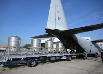 OPERASI Pembenihan Awan dilaksanakan dari Pangkalan Udara Subang dengan kerjasama strategik TUDM yang menyediakan pesawat C130 Hercules. – ihsan NADMA