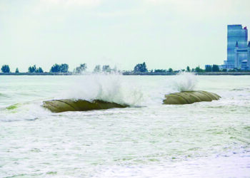 BEG pasir diletakkan di pesisir Pantai Seberang Takir, Kuala Nerus, Terengganu bagi membantu mengurangkan limpahan air laut ke kawasan daratan dan jalan utama, khususnya ketika Monsun Timur Laut. – UTUSAN/PUQTRA HAIRRY