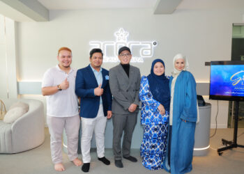 Majlis perasmian Arora Beauty Spa milik Shahirra Shahrul Asmawi (dua, dari kanan) yang turut dihadiri selebriti, Izara Aishah.