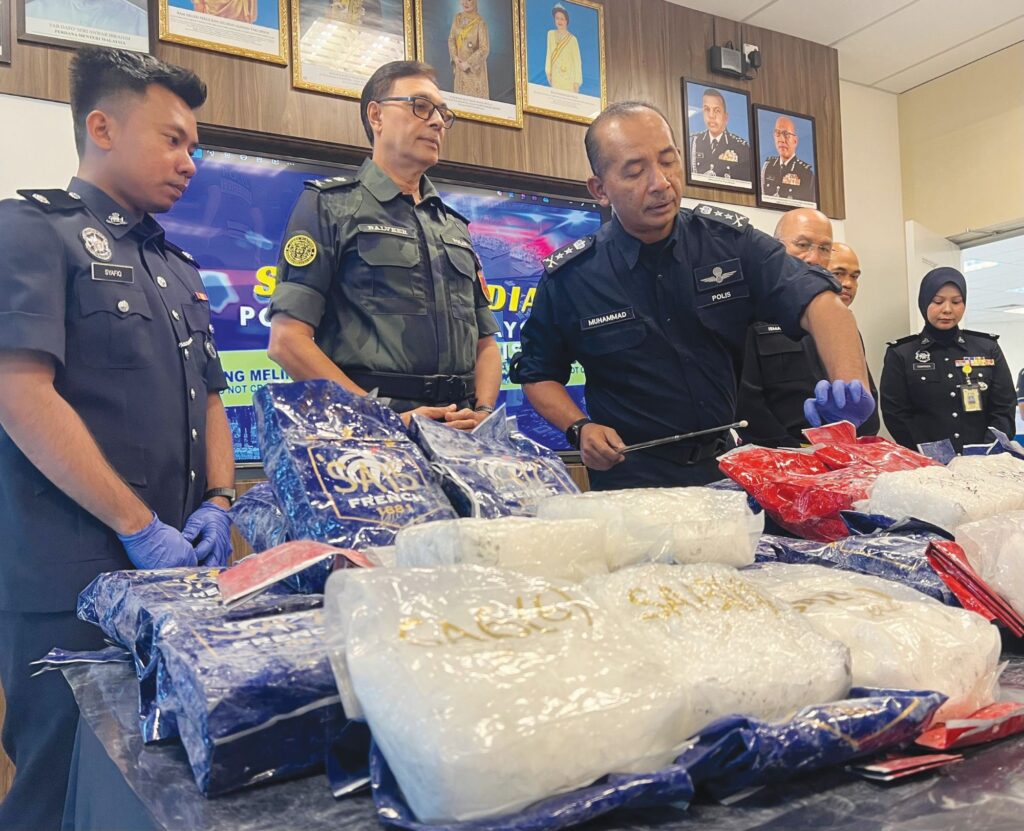 Lelaki bawa dadah RM4.9 juta rempuh kereta polis