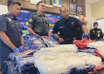 MUHAMMAD Abdul Halim (tiga dari kiri) bersama rampasan dadah jenis syabu dianggarkan bernilai RM4.9 juta dalam sidang akhbar di IPK Perlis, Kangar, semalam. – UTUSAN/ASYRAF MUHAMMAD