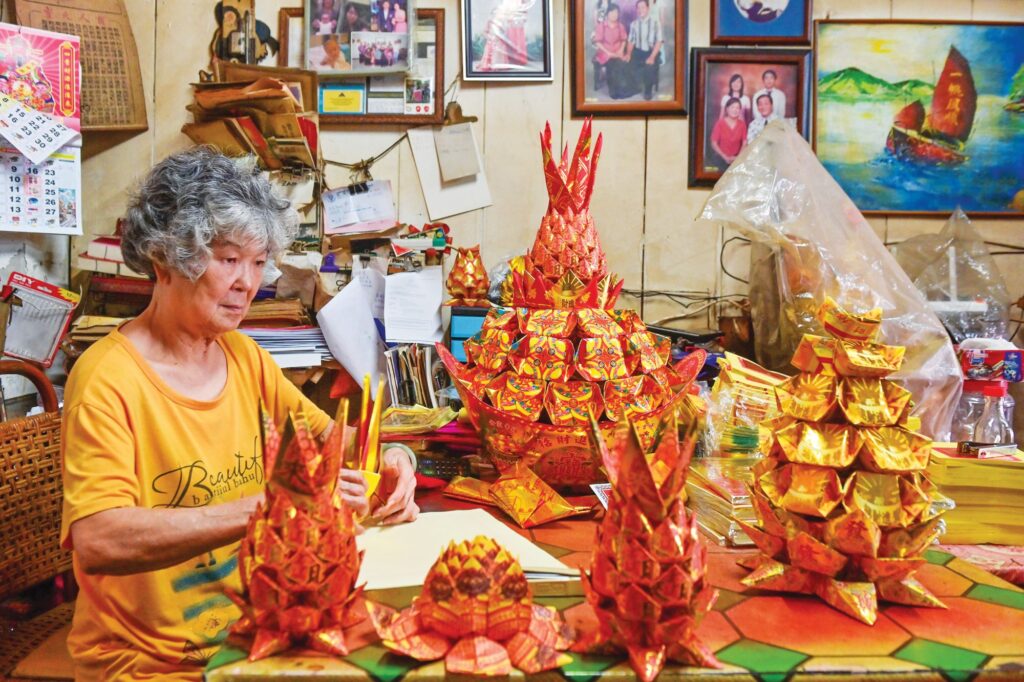 Dekorasi sembahyang laris menjelang Tahun Baharu Cina