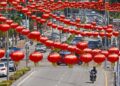 Laluan di Jalan Raja Uda, Pulau Pinang kembali dihiasi 10,000 tanglung merah yang menceriakan suasana sempena sambutan Tahun Baharu Cina. –  UTUSAN/DANIAL SAAD