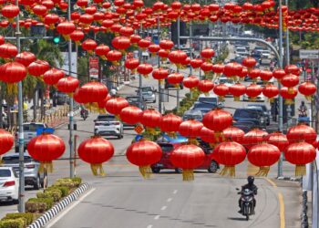 Laluan di Jalan Raja Uda, Pulau Pinang kembali dihiasi 10,000 tanglung merah yang menceriakan suasana sempena sambutan Tahun Baharu Cina. –  UTUSAN/DANIAL SAAD