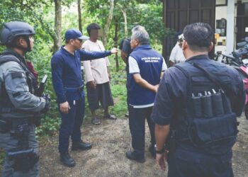 PASUKAN keselamatan Thailand melakukan pemeriksaan di sebuah rumah Khamis lalu, dalam operasi khas memburu suspek yang mengebom dan membakar stesen minyak di Pattani, Thailand, baru-baru ini. – IHSAN ISOC 4
