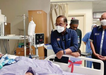 ZAMBRY Abdul Kadir menziarahi Nur Aleeya Kahairani Ahmad Shukri yang menerima rawatan di Hospital Sultanah Bahiyah (HSB) Alor Setar, Kedah.