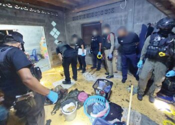 PIHAK berkuasa memeriksa sebuah rumah di Daerah Muaeng Yala, Thailand selepas letupan bom buatan sendiri, malam tadi.