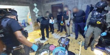 PIHAK berkuasa memeriksa sebuah rumah di Daerah Muaeng Yala, Thailand selepas letupan bom buatan sendiri, malam tadi.