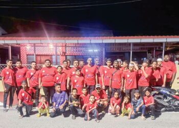 SUKARELAWAN yang terlibat dalam aktiviti ‘ketuk-ketuk sahur’ di Teluk Bahang, Pulau Pinang terdiri daripada pelbagai peringkat umur bermula daripada golongan kanak-kanak sehingga ke orang dewasa.