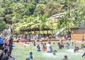 ORANG ramai mandi-manda di Refarm Leisure Park, Temoh dekat Tapah bagi menyejukkan badan semasa musim panas. – UTUSAN/AIN SAFRE BIDIN