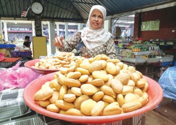 NORAZAN Ariffin menjual nekbat di Pasar Batu Enam, Kuala Nerus, Terengganu. – UTUSAN/ERMA YUSNIDA JUSOH