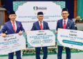 Zulkifli Ali (tengah) menunjukkan kadar zakat fitrah bagi tahun 2026 pada majlis Pengumuman Ketetapan Kadar Zakat Fitrah tahun 1447/2026M di Auditorium Jabatan Hal Ehwal Agama Terengganu (MAIDAM), semalam. -UTUSAN/PUQTRA HAIRRY