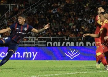 Bergson Da Silva (kiri) sudah beraksi melebihi syarat naturalisasi di negara ini. - UTUSAN/ISKANDAR ISHAK