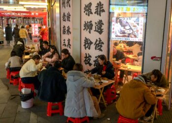 GAMBAR fail beberapa orang menjamu selera di luar sebuah restoran di Beijing. - Foto AFP
