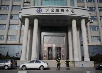 SEORANG kanak-kanak lelaki menyaman bapanya di sebuah mahkamah di China,- Foto AFP