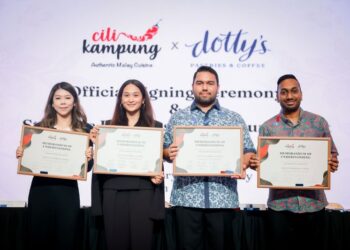 KHAIRUL Anwar Datuk Sri Abdul Azeez (dua dari kanan) bersama Nadia Nasimuddin (dua dari kiri) dan pengurusan tertinggi Cili Kampung dan Dotty’s semasa Majlis Menandatangani Perjanjian Rasmi dan Pengumuman Kerjasama Strategik kedua-dua syarikat, baru-baru ini.