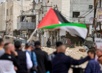 .PENDUDUK Palestin melakukan protes terhadap Israel di Tebing Barat kelmarin. - AFP