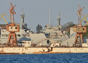 KAPAL Pengawal pantai Cuba berlabuh di pelabuhan Havana semalam. - Foto AFP