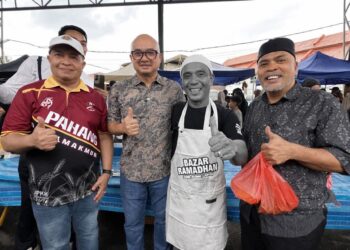 FADZLI Mohamad Kamal (dua dari kiri) berkongsi gambar kenangan ketika bertemu Allahyarham Mohd. Alawi Mohammad (dua dari kanan) pada hari pertama Ramadan.