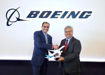 MOHD Nadziruddin (kanan) dan Timbalan Naib Presiden, Jualan Komersial, Boeing, Samir Sahgal (kiri) berjabat tangan selepas menyaksikan pemeteraian Kerjasama strategik lima tahun untuk kedua-dua organisasi.